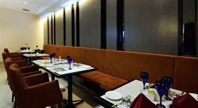 Holiday Villa Hotel & Suites - photo 7