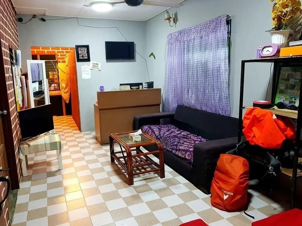 BOBI's Cafe Backpackers Hostel - photo 10