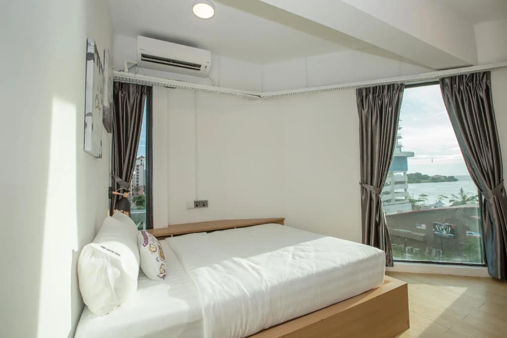Homy Seafront Hostel - photo 4
