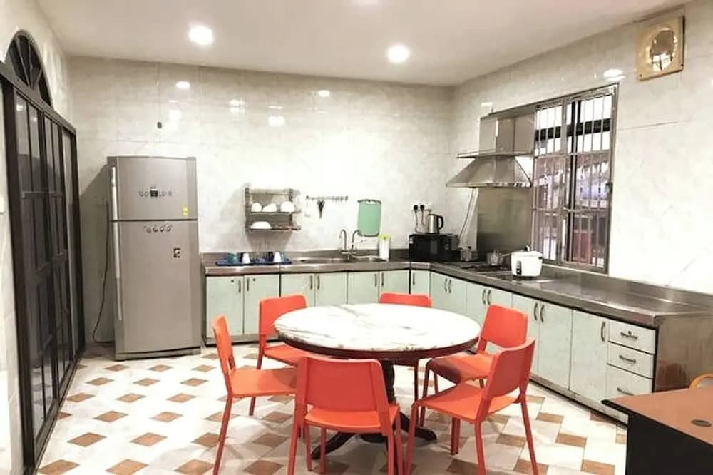 Cozy Johor Bahru Home With Family Room and Unblock Balcony View - photo 15