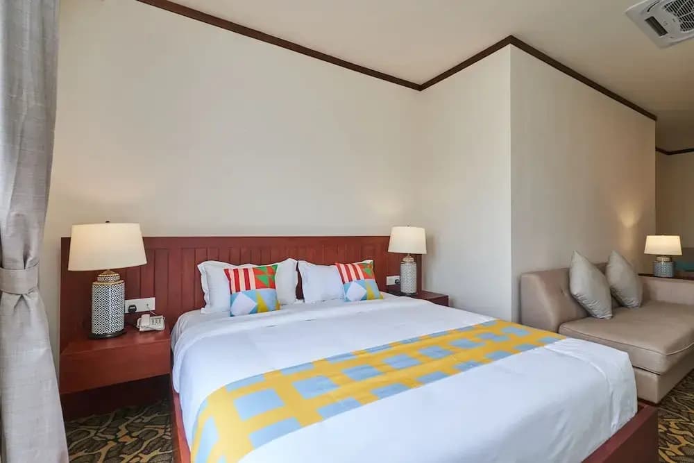OYO Home 44077 The Platinum Hotel & Suites- King - photo 6