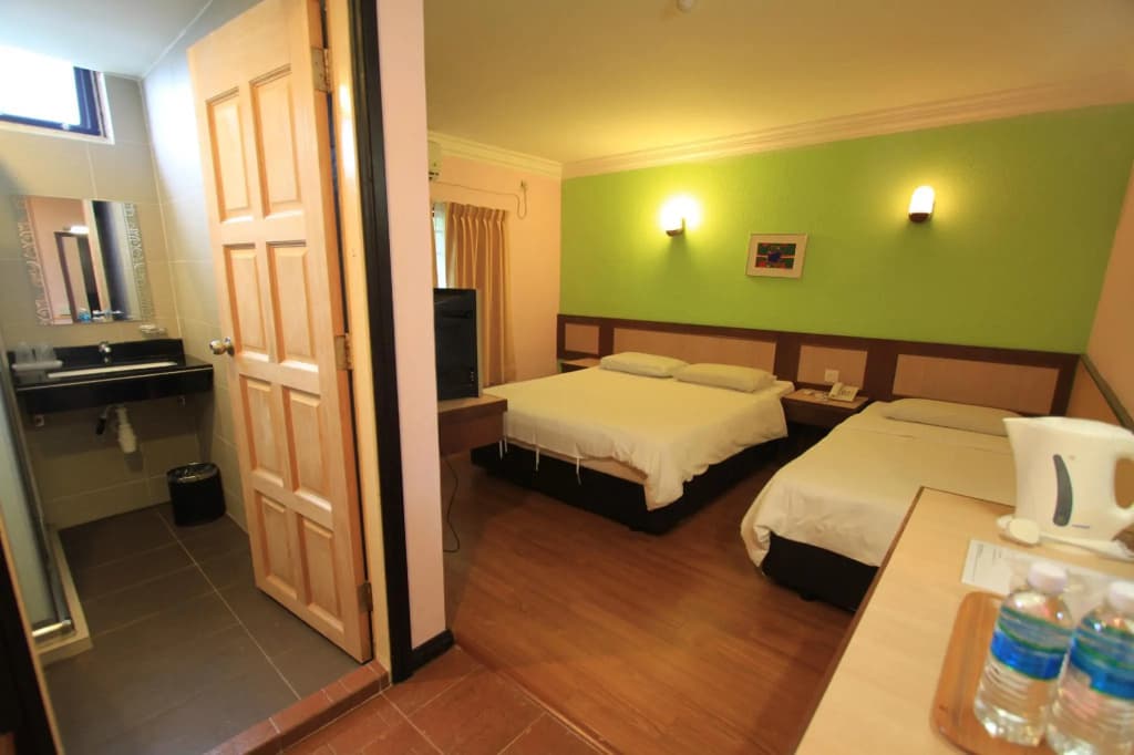 The Inn Hotel - photo 3