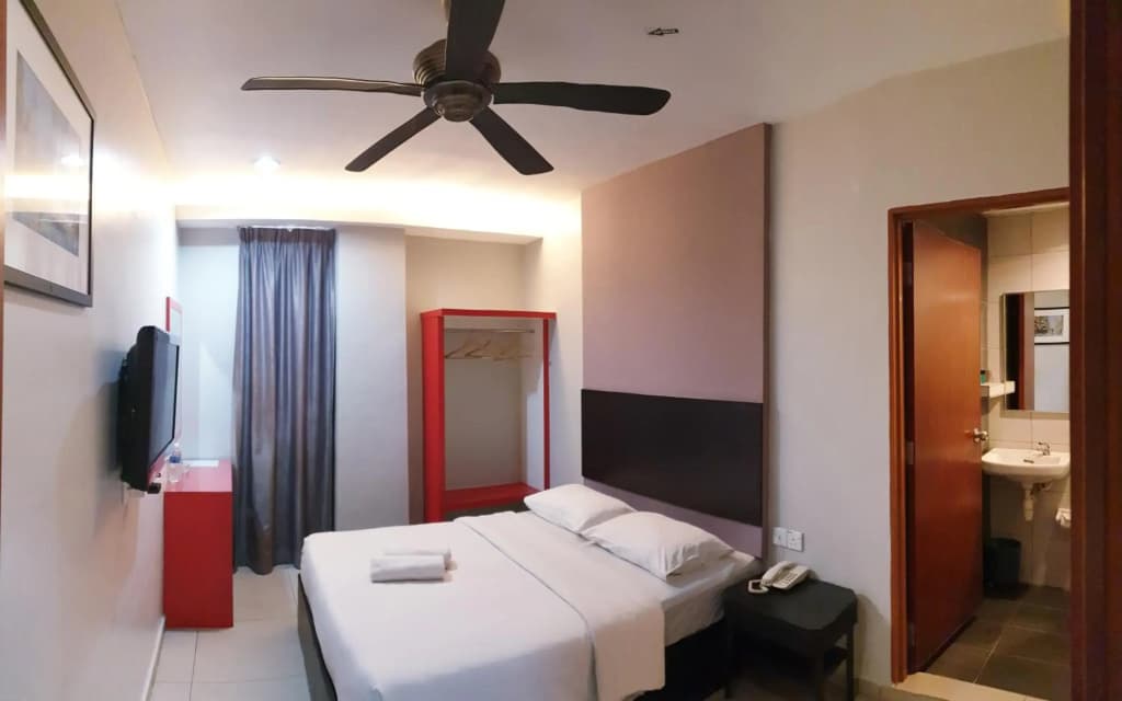 Golden Court Hotel - photo 3