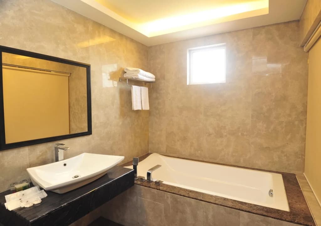Hallmark Crown Hotel - photo 12