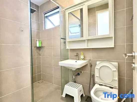 D’pristine 4 bedroom 1725 opp legoland and medini - photo 2