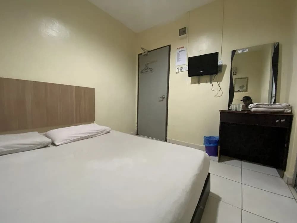 OYO 89760 Harmoni Inn Hotel - photo 4
