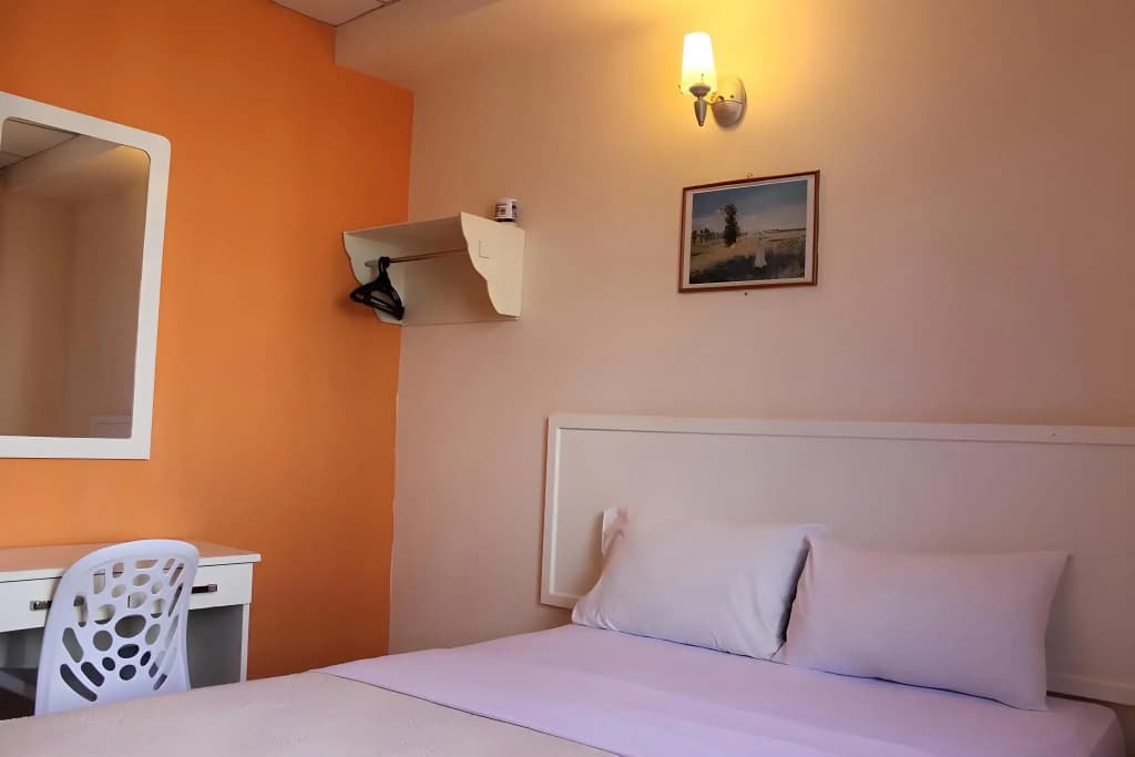 Victoria Hotel and Hostel - photo 4