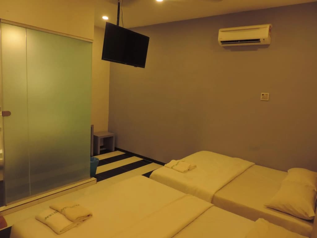 Golden Leaf Hotel Danga Bay - photo 9
