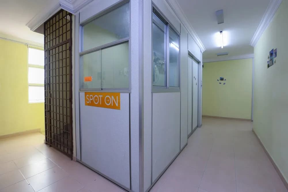 SPOT ON 89857 Azra Inn Rumah Tumpangan - photo 13
