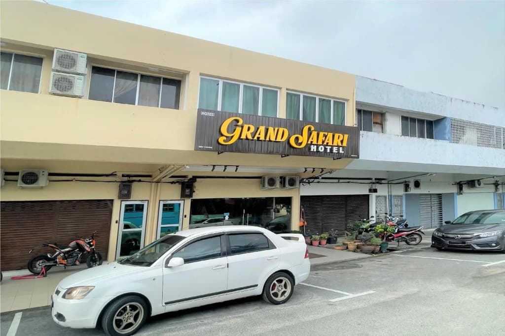 OYO 90369 Safari Hotel Lumut - photo 1