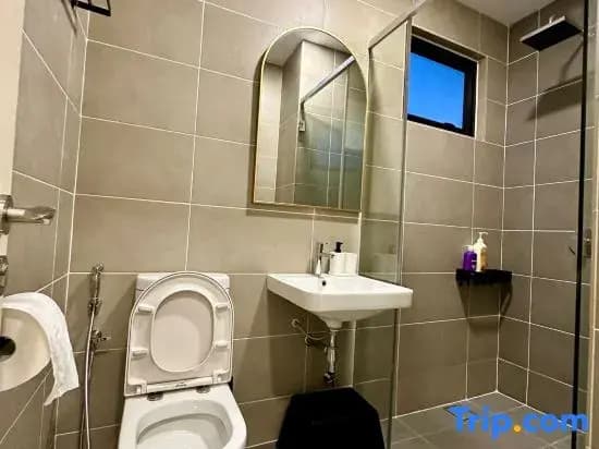 D’pristine 4 bedder sea view condo 36-02A opp legoland - photo 2