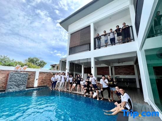 H&H 3 by H&H Leisure Guest House - photo 2