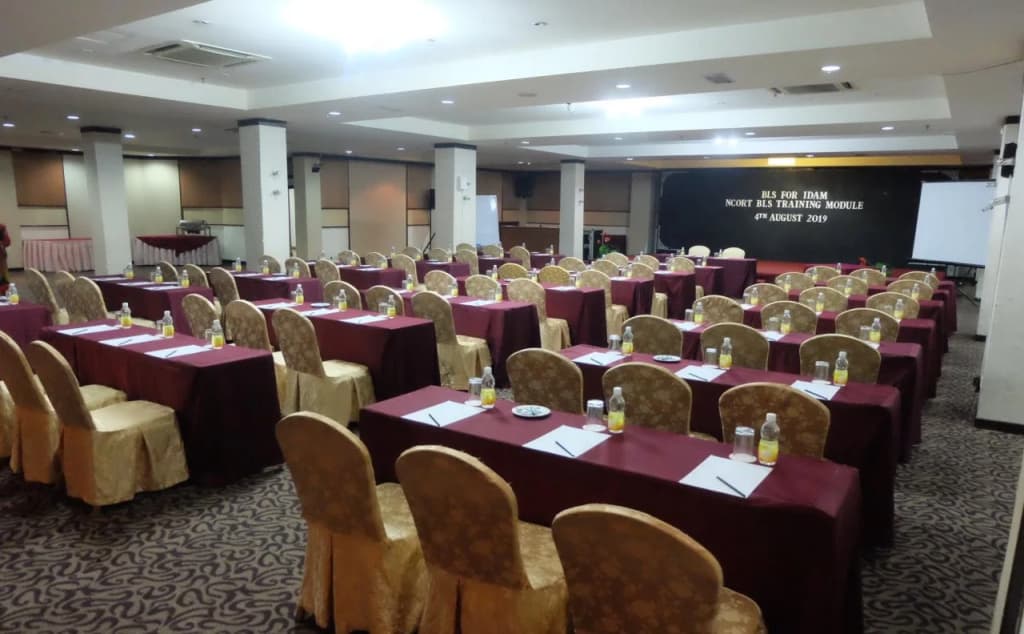 Carlton Holiday Hotel & Suites - photo 12