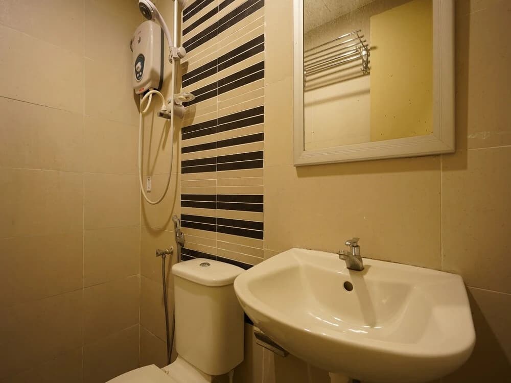 JJ Hotel by OYO Rooms - photo 3