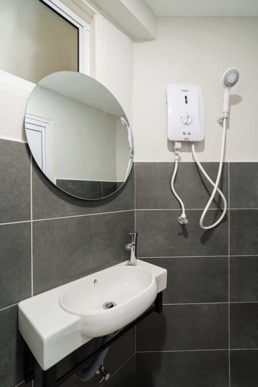 Stylish 3BR Stay Near Gurney Drive, Free Parking - photo 11