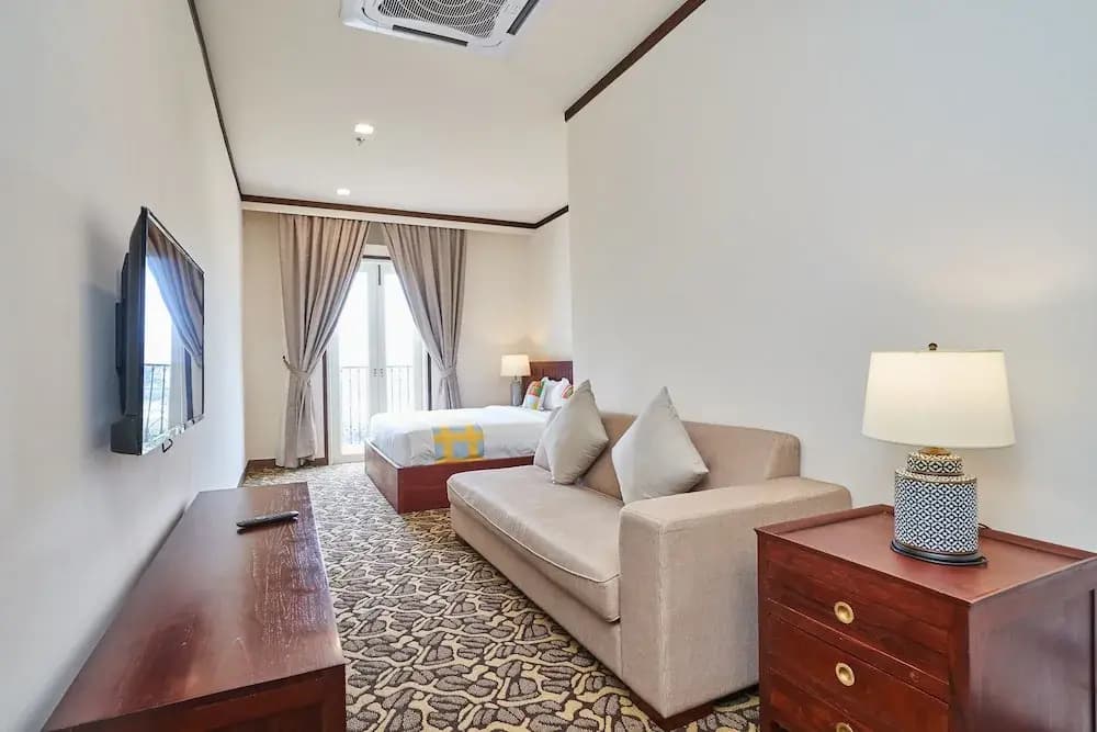 OYO Home 44077 The Platinum Hotel & Suites- King - photo 2