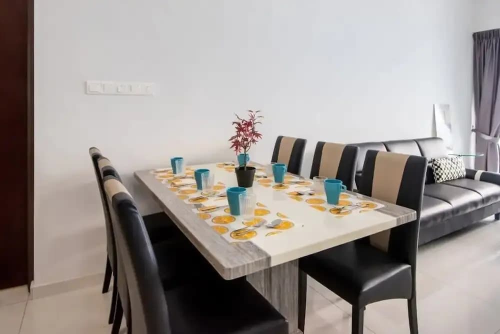 Chic 3BR in Danga Bay With Water Views & Parking - photo 22