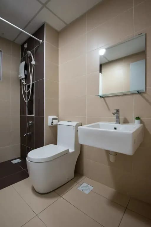 Bright & Modern 3BR Suite, Free Parking - photo 8