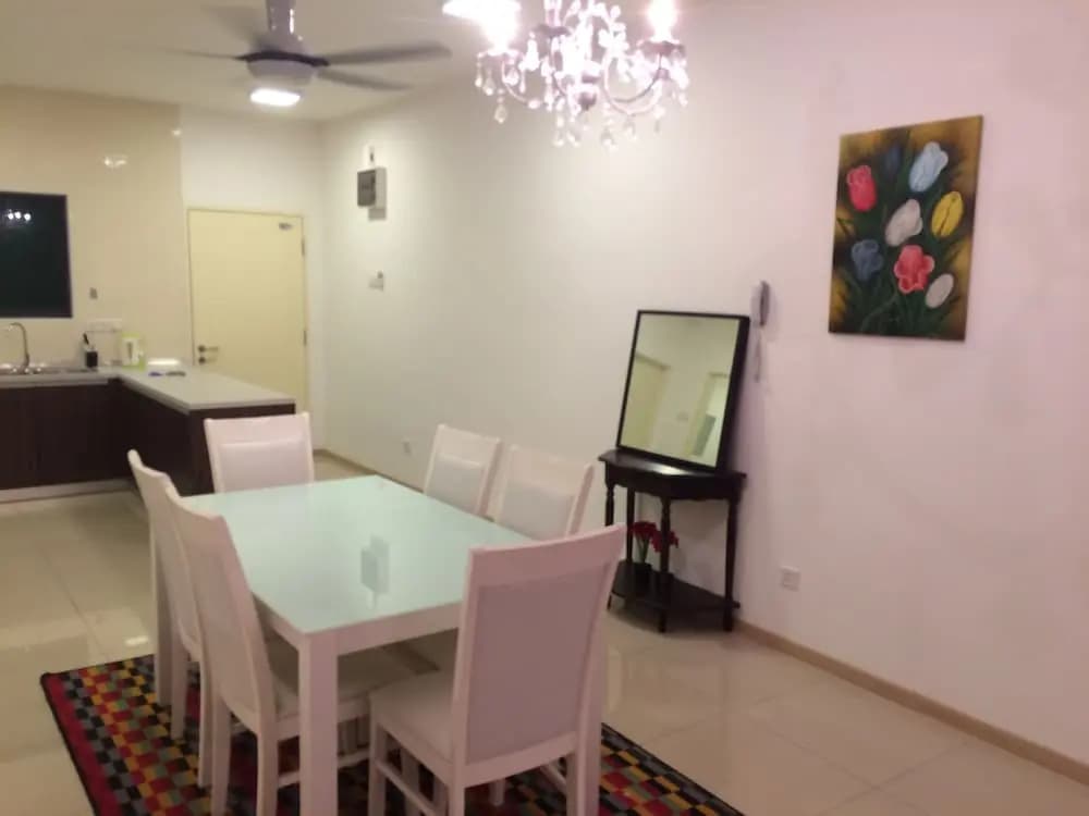 Lawang Suite 2 Bedroom Corner Apartment - photo 2