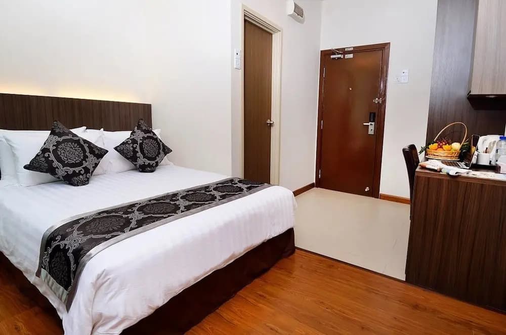 Holiday Villa Hotel & Suites - photo 1