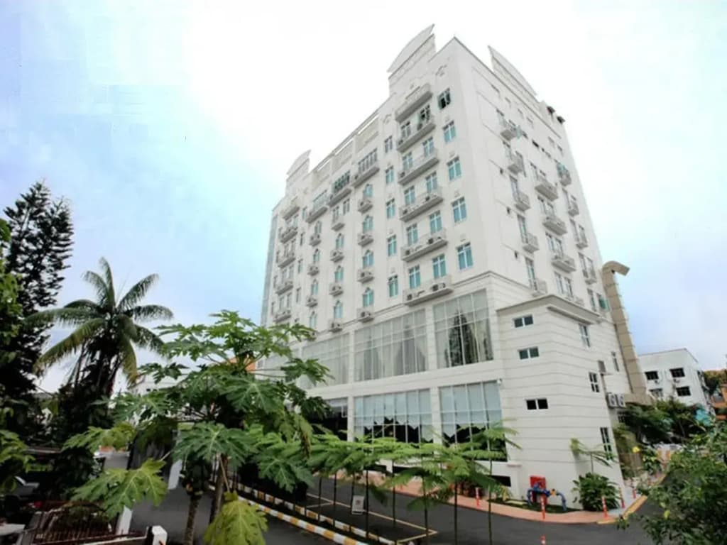 Crown Garden Hotel - photo 1