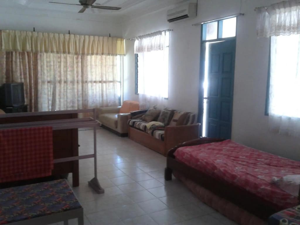 Homestay Aircond Pantai Timur Chalet Guest House Kak Mah - photo 3