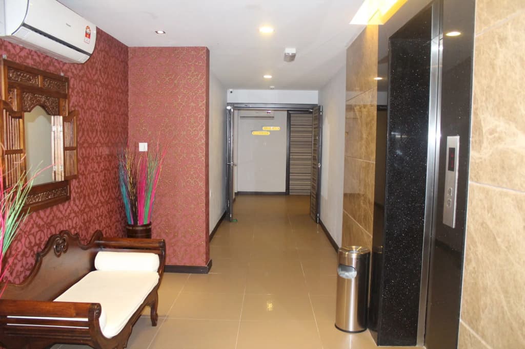 OYO 985 Hotel Nur - photo 12