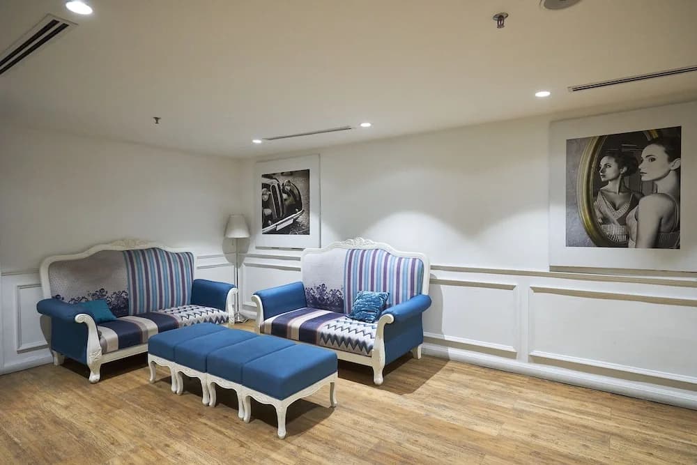 OYO Home 44050 Essential Studio Empire Marriot - photo 2