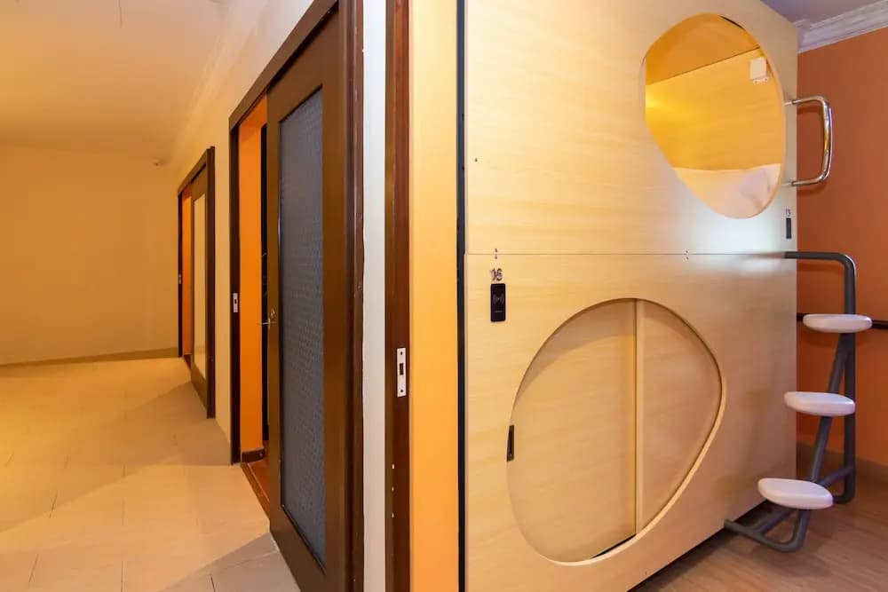Momostay Capsule Hotel - photo 8