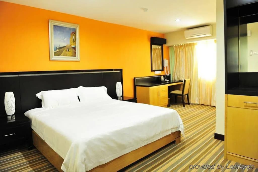 Hallmark Express Hotel - photo 4