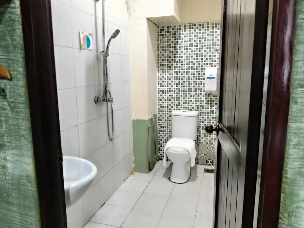 Townhouse Near Tanjung Batu Formerly 900 Inn - photo 10