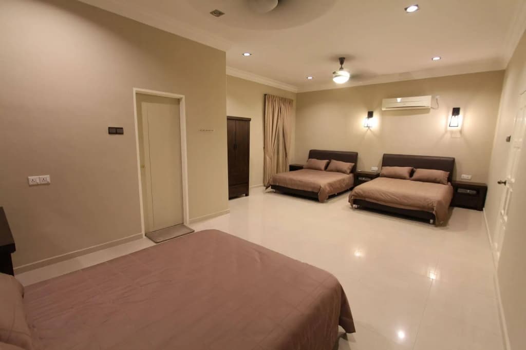 Ian's De Splendid Home - photo 4