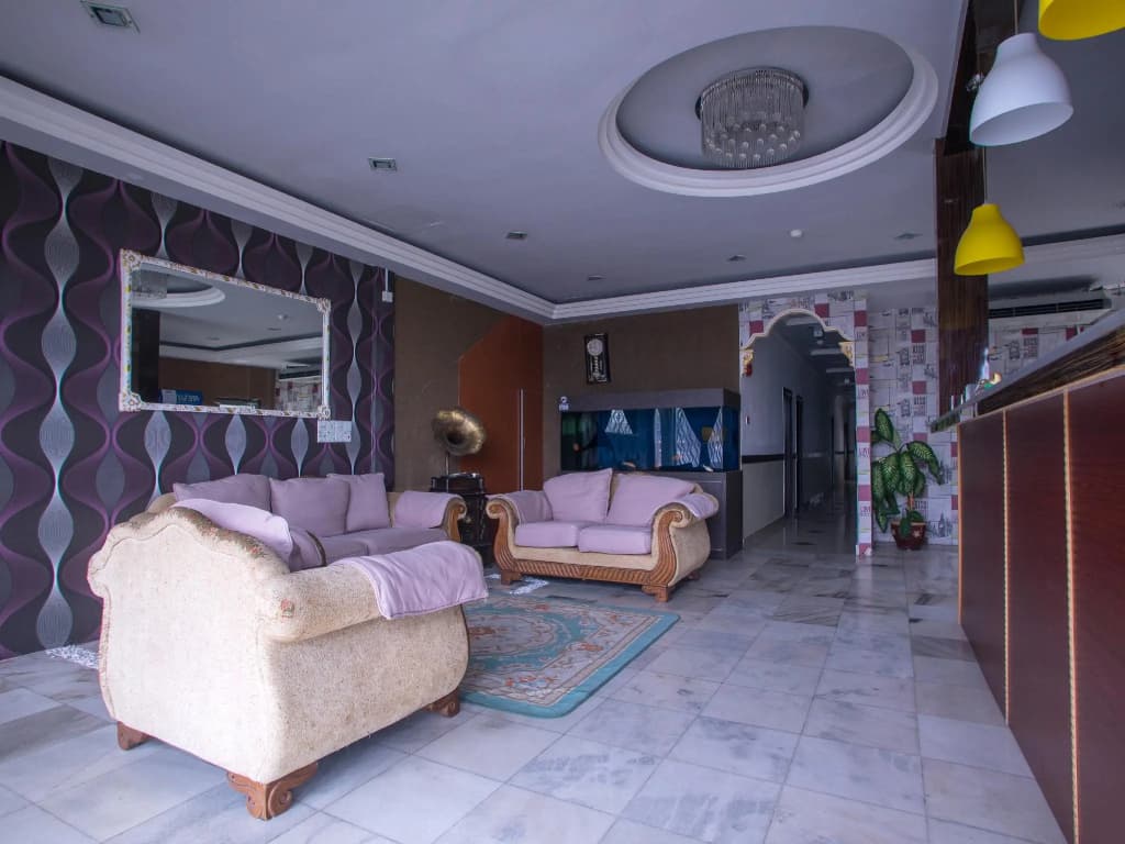 OYO 44010 Royals Star Hotel - photo 2