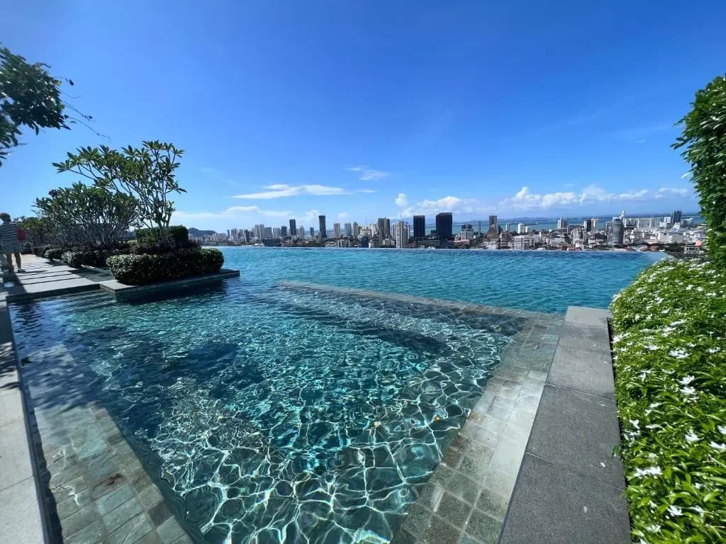 Contemporary & Stylish Suite#Georgetown#Sky Pool#2 BR, Living Room with Double Bed - photo 9