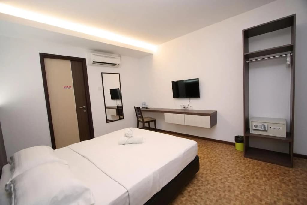Pavilion Inn - photo 2