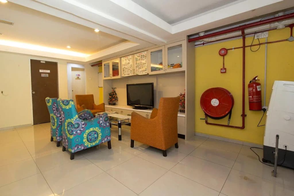 OYO 443 Crystal City Hotel - photo 9