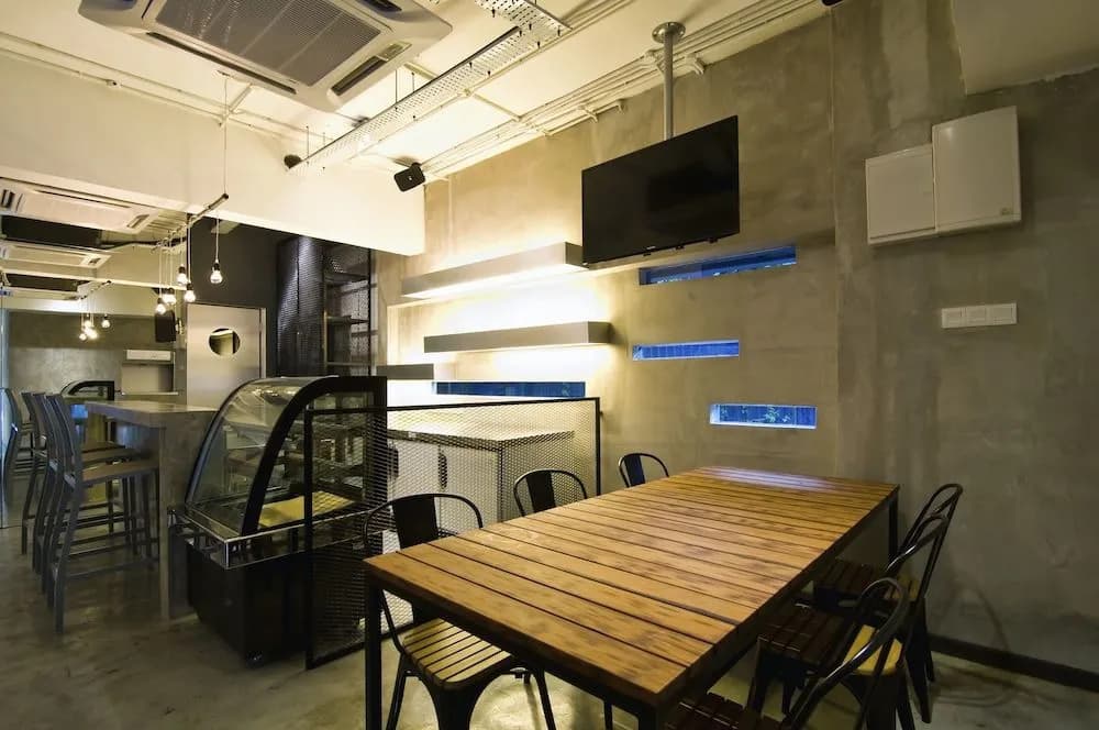 Illuminate Boutique Hostel - photo 17