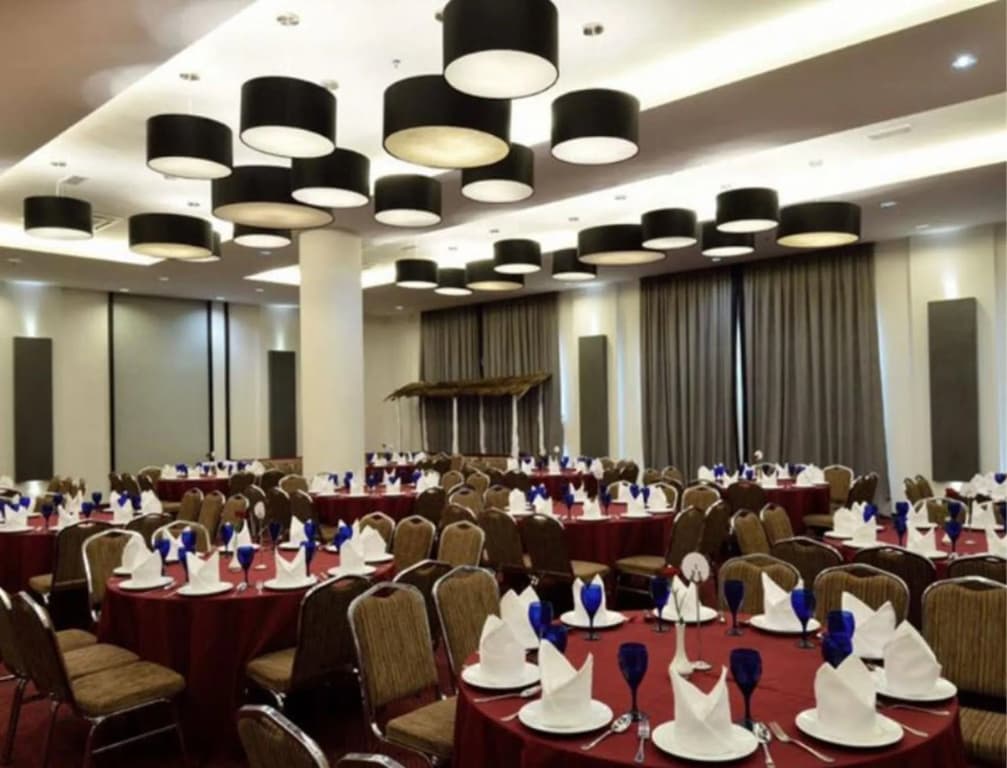 Holiday Villa Hotel & Suites - photo 18