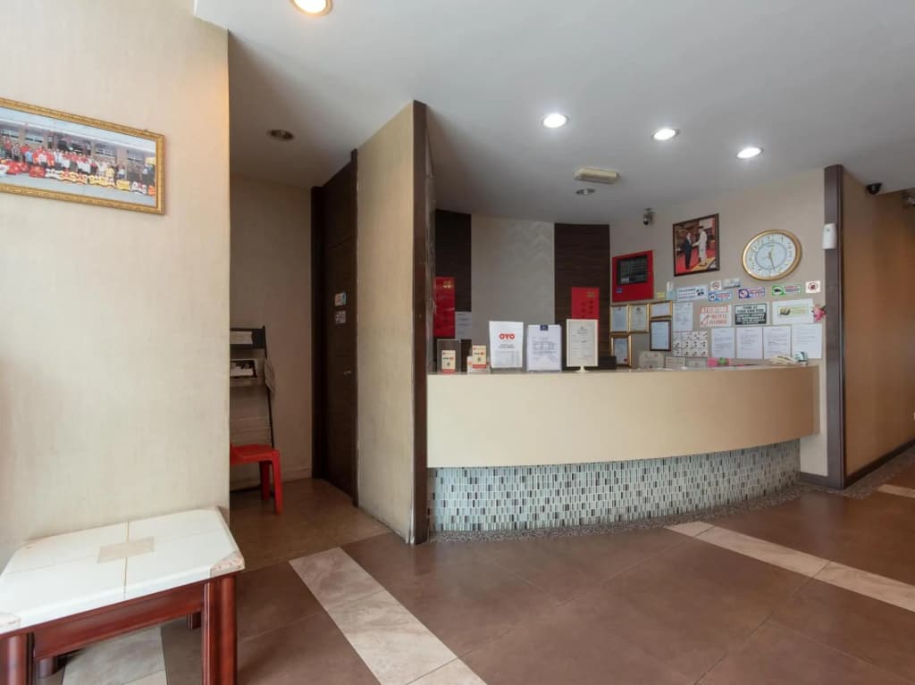 SUPER OYO 89408 Royal Hotel - photo 1