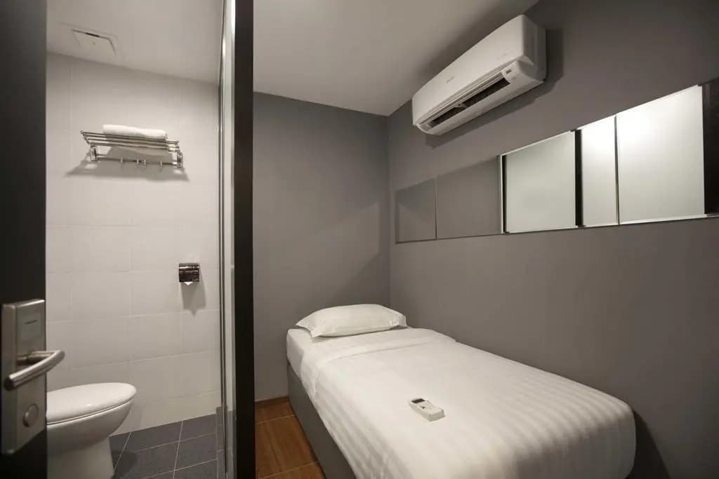 OYO 383 V3 Hotel Nusajaya - photo 25