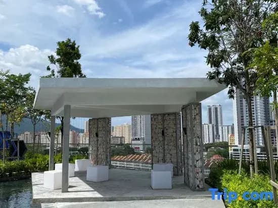 Urban Suites Jelutong 3BR Apartment with Infinity Pool · Near George Town · 18min to Airport - photo 1