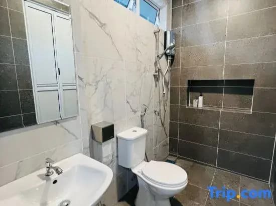Cozy 4BR Homestay @ Kch near CityOne / Car rental - photo 3