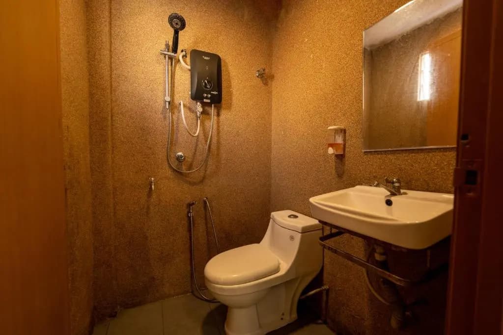 Mary J Hotel Family 10 pax room - photo 7