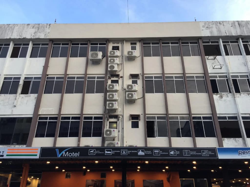V motel - photo 16