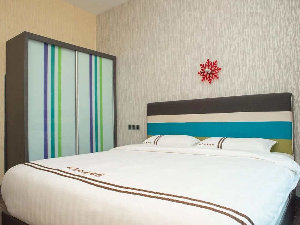 Red's Hotel - photo 2
