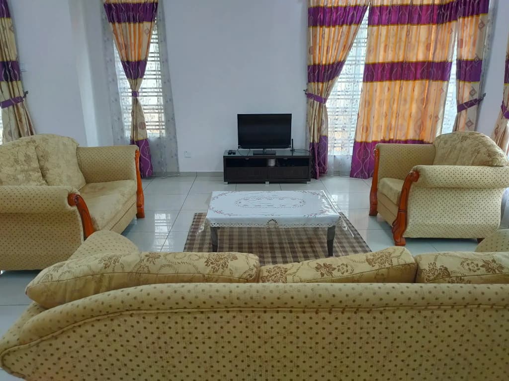 OYO 90228 D'anjung Villa 4bhk - main photo