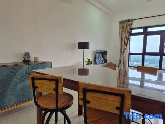 [Next to Lego Land] - Medini Family Suites for 3 - photo 2