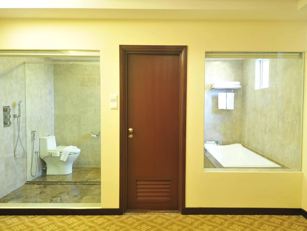 Hallmark Crown Hotel - photo 9