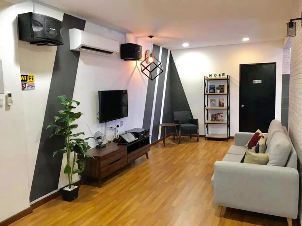 W Boutique Suite-up to 10pax with family karaoke. - photo 4