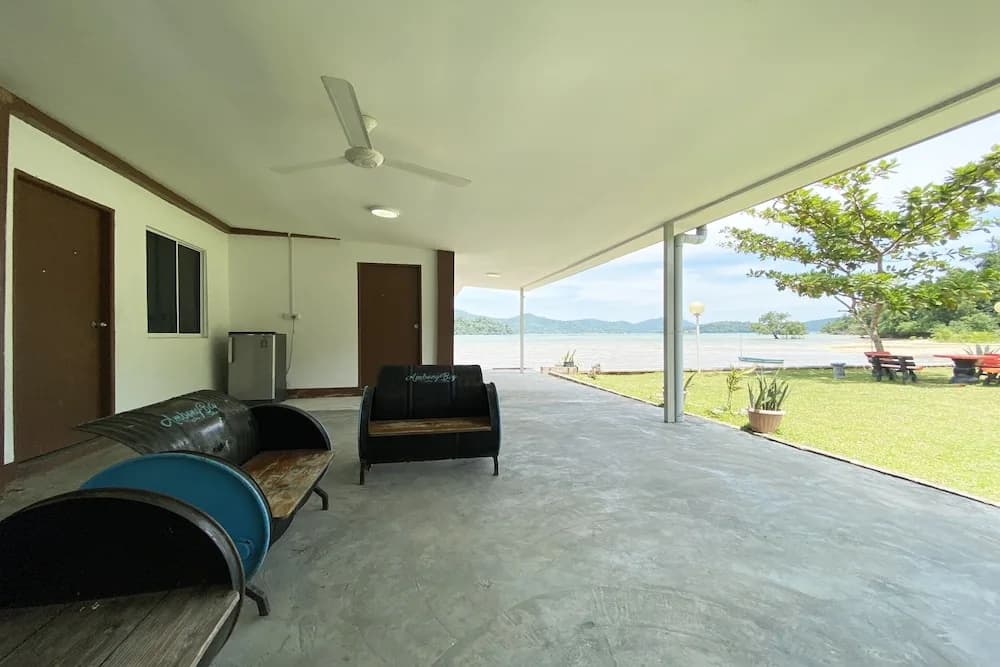 OYO Home 90319 Ambong Bay Resthouse Homes - photo 3